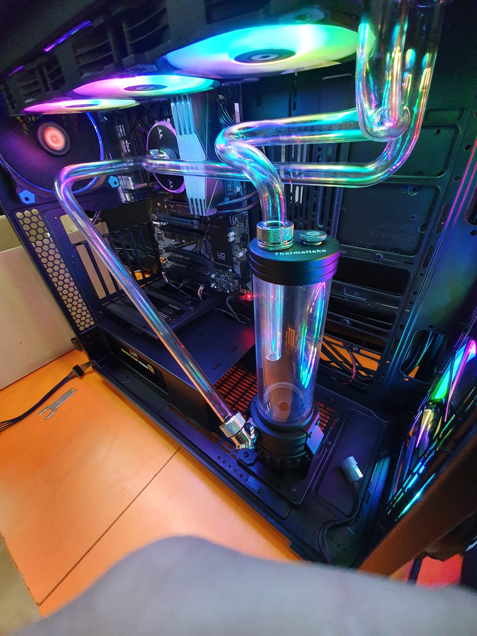 Proceso de montaje: PC gaming con refrigeración líquida Detalle de tubos rígidos con refrigeración líquida RGB en un PC gaming montado en el taller de PcSix
